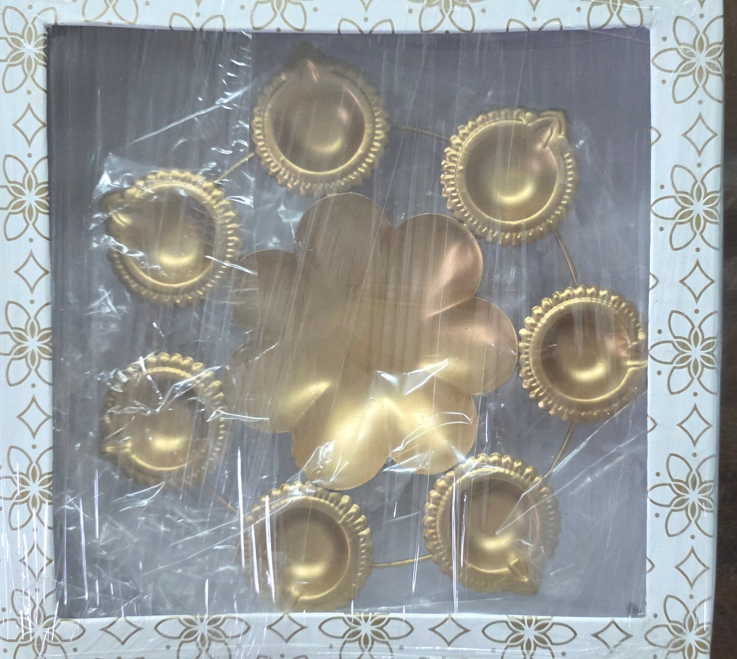 Metal urli- white display box - 10 inch